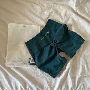 Brand New) Alphalete amplify shorts - Pier Blue small